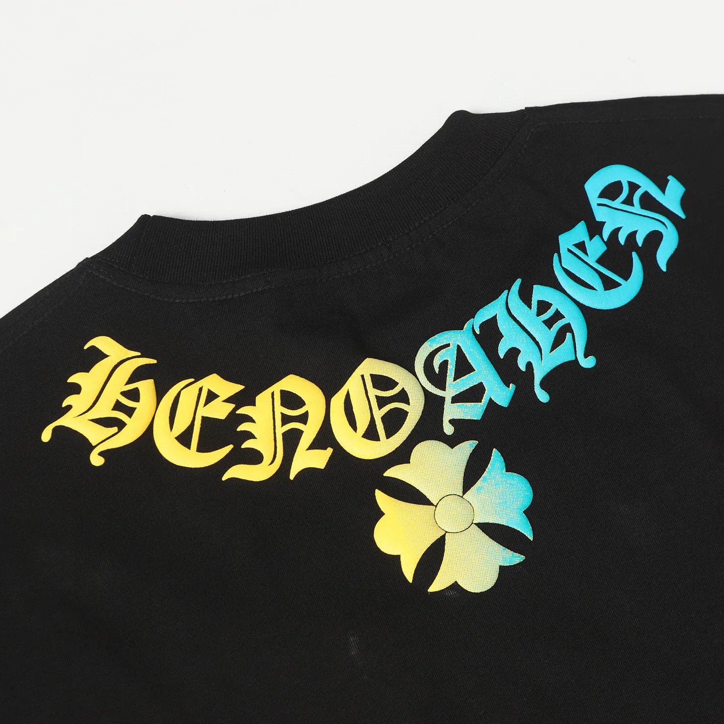 🅿️180 CHROME HEARTS/Chrome Heart CH gradient foam printed short-sleeved T-shirt The fabric is made of 280g heavy combed cotton, customized with 32 count 1*1 threads. The ready-made garments are washed twice. The fabric is comfortable and skin-friendly without any strange feeling. It is custom-dyed fabric with high textile density and good drape. It is not easy to deform. The thick texture and compact spinning process will not affect the breathability of the fabric. The saturation of the color is very high. Imported digital direct-injection printing technology. A versatile and good-looking short sleeve. The loose fit covers the flesh and looks slim. Size: XS-L